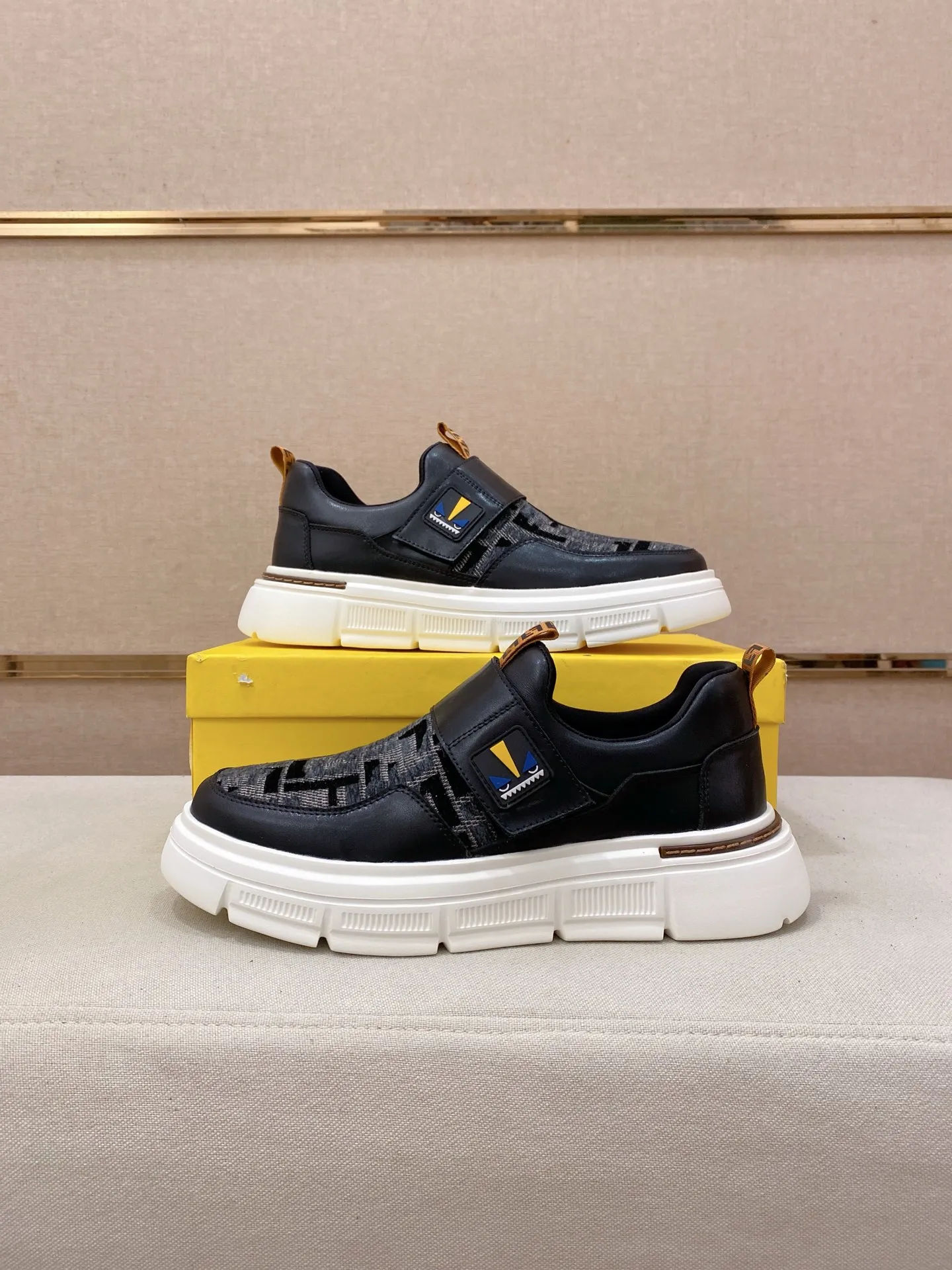 Men's shoes 💰 400💰 (fendi) New style 👊🏻 upper 🇮🇹 imported cowhide fabric 🇩🇪 lining imported sheepskin lining. The original outsole is molded to highlight the identity of every man, and the upper foot is elegant and stable🚶🏻🚶🏻The high-end custom counters reproduce the original version📯No matter the wind or rain, the shoe last remains unchanged and can withstand the verification of time🔍️,🔵 Size: 38-44